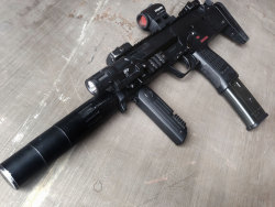 haleystrategic:  Full-auto Friday. MP7 loaded with a WML-HSP