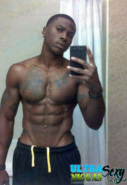 brownboylove:ultrasexyniggas:  Tatted Muscular cat showing off
