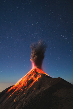 avenuesofinspiration:  Fuego Eruption Photographer: Andy Shepard
