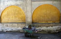fotojournalismus:  An Afghan labourer sleeps in his cart at a