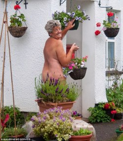 nudiarist2:  ‘Glamorous grannies’ strip off for naked