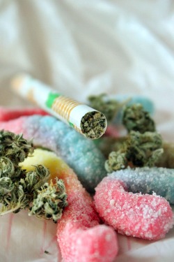 ekleton:  fuck yea sour worms and pineapple joint (: 