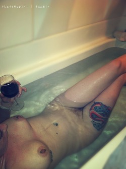 ourholestory:   thatsexgirl: Bath time is inpirational. Also,