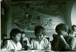 cazadordementes:  Niños estudiando, escuela de «Yunuen isla