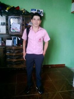 vergas-colombianas:  Hetero Colombiano jovencito mostrandome