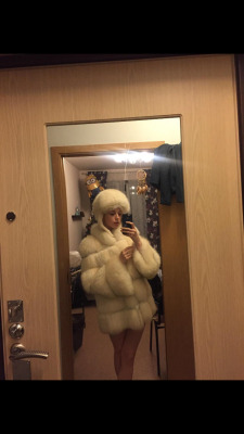x-f-1992:Sexy fur selfie in white fox fur coat….