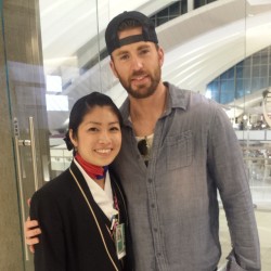 untitledce:  10/21/14 Chris Evans with fan at LAX (source: @helloxtine)
