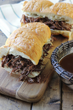 verticalfood:Slow Cooker French Dip Sandwich
