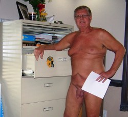 secretfilesofpublicmalenude:  Nude in the office. 