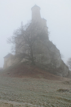 lost-in-centuries-long-gone:  Bobolice, Jura, Poland by LeszekZadlo