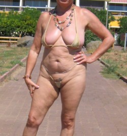 2whores2:  la cerda de mi esposa in bikini 