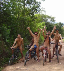         nudistas en bicicleta 