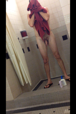 lockerroomshowers:  This guy loves to shower with the curtain
