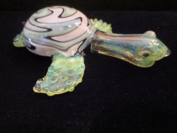 glassaddicts:  Sea Turtle Spoon Pipe by PrimoGlass 