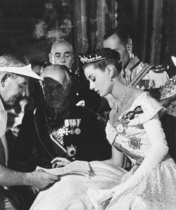  Audrey Hepburn with director Billy Wilder rehearsing her lines