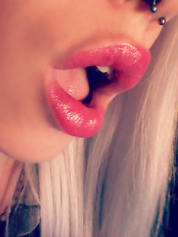 dumbandpretty:  A mouth like that is only good for one thing.