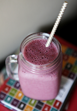 vegan-yums:  Raspberry and strawberry smoothie / Recipe