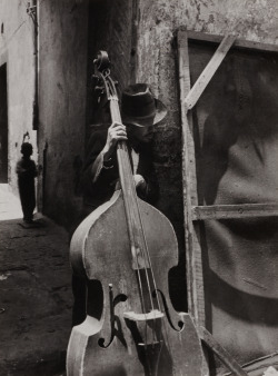 varietas:  Lola Álvarez Bravo: Man with contrabass, 1950s 
