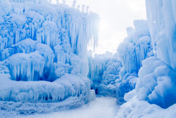 artnet:  Niagara Falls has frozen over, leaving beautiful if