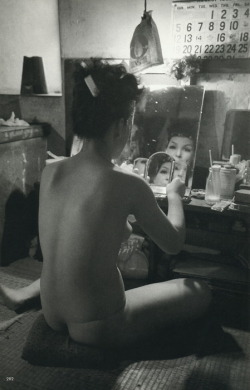 vivipiuomeno1:Werner Bischof ph. - Dancer putting on her make-up,