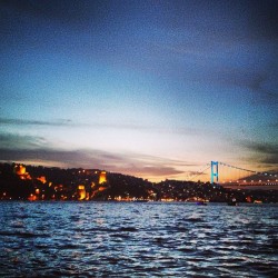 divonette:  #istanbul #bosphorus #turkiye #night 