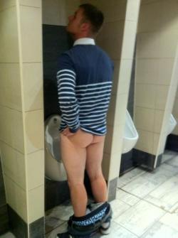 hobartgloryhunter:  I love bare arsed guys at the urinal. 