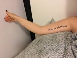 tatuajespequenos:  Tatuaje que dice “This too shall pass”