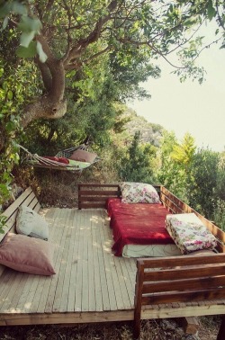 peaceful-moon:  babyspice02:  Does this count as a tree house?