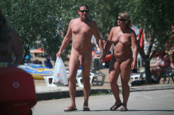 mixedgendernudity:  Smoothies at a FKK camping, enjoying sun,