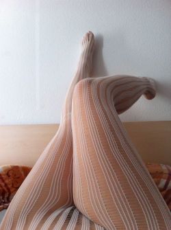 in-pantyhose:  White knitted pantyhose on hot legs.  Long legs