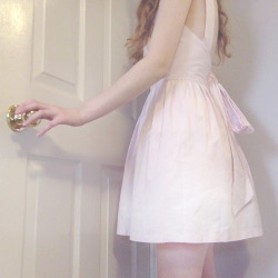 amarriedsissy:Love the bow on her dress 