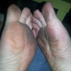 ifeetfetish:  I love walking barefoot getting my feet filthy