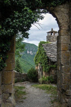 bluepueblo:  St-Véran Archway, Midi-Pyrenees, France photo via