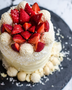 do-not-touch-my-food:  Strawberry White Cake with Cream Cheese
