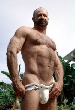 I so want a Hunky Yummy Delicious Daddy like this to get in my