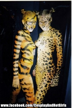 painted-animals:girls body painted as tiger and cheetah