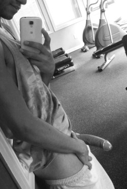 2hot2bstr8:  omfg now THIS is a gym selfie i’d like to see