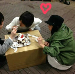 b2uty-seoul:Ryuji (Sasuke) and Yui (Sakura) eating cake together