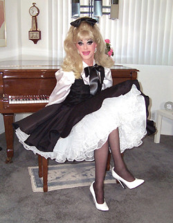 gemmgqsprettysissies:  Another fabulous sissy outfit from Christina