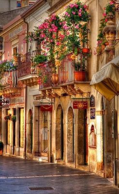 our-amazing-world:  Taormina, Sicily, It Amazing World  I live