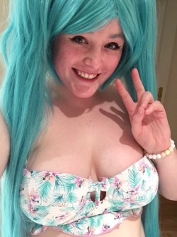 shanshan-by-design:  I played around in my friends wig as a Miku!