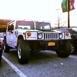 motoriginal:  Don’t mess with this Christmas shopper. #hummer