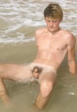 uncutaussie:  I bet he’s a grower…. and he’s got perfect