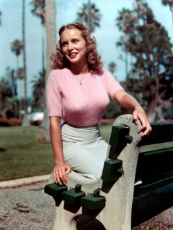 20th-century-man:  Janet Leigh  That’s a sweater girl!