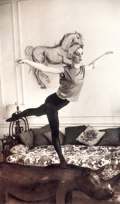 vivredaventure:  Edie Sedgwick’s balancing act. The photo