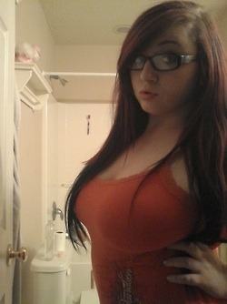 thankyoogod:  busty chicks with glasses are yummy. 