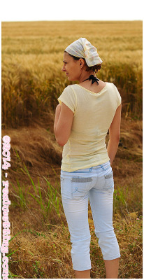 pee-fetish:  Alice wets her jeans capris in the wheat field
