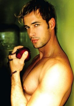 William_Levy_most_05.jpg (image) William Levy with an apple and