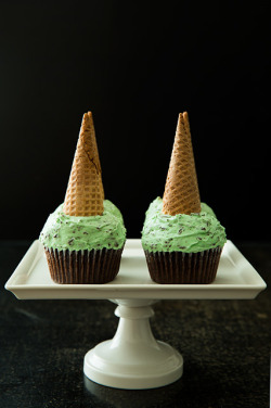 wehavethemunchies:  Chocolate Cupcakes with Fluffy Mint Chocolate