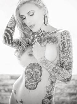 itattoobabes:  wome girls girls wome and white